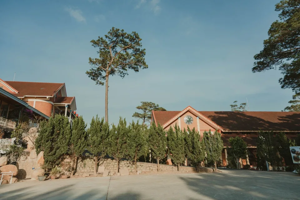 Sân thượng hoặc ban công